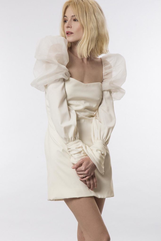 Robes de mariée sur-mesure à Paris et boutique en ligne de robes de mariage en prêt-à-porter.
