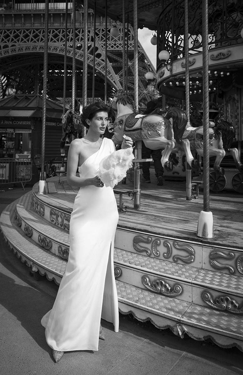 Robe de mariée asymétrique en soie. Robes de mariée sur-mesure à Paris et boutique en ligne de robes de mariage en prêt-à-porter.