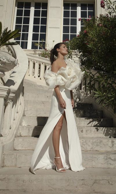 Pardessus de mariée romantique à fleurs. Robes de mariée sur-mesure à Paris et boutique en ligne de robes de mariage en prêt-à-porter.