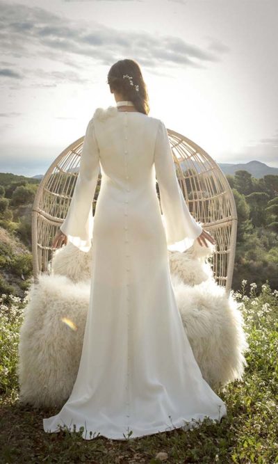 Robe de mariée décolleté plongeant. Robes de mariée sur-mesure à Paris et boutique en ligne de robes de mariage en prêt-à-porter.