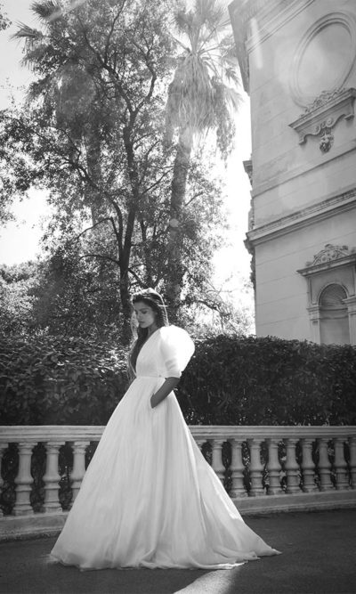 Robe de mariée princesse bohème manches bouffantes. Robes de mariée sur-mesure à Paris et boutique en ligne de robes de mariage en prêt-à-porter.