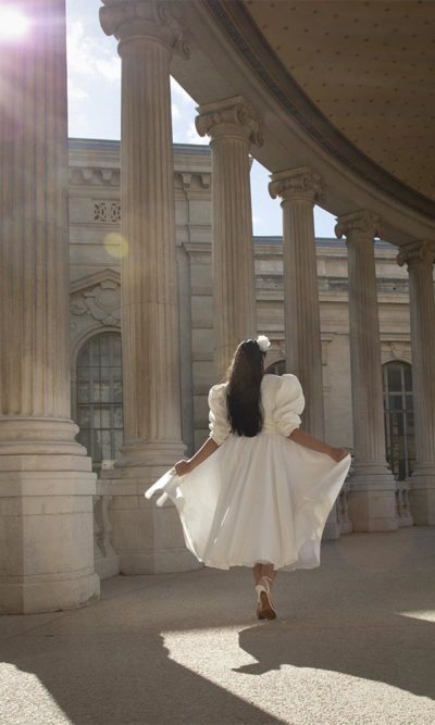 Robes de mariée sur-mesure à Paris et boutique en ligne de robes de mariage en prêt-à-porter.