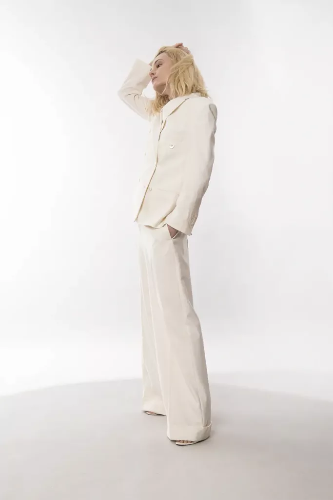 Robes de mariée sur-mesure à Paris et boutique en ligne de robes de mariage en prêt-à-porter.