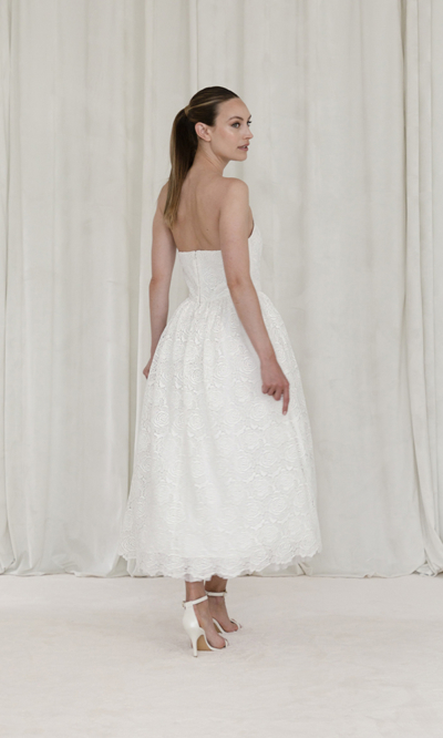 Créatrice de robe de mariée sur-mesure à Paris Lilar - Boutique robes de mariage - Robe de mariée bustier longueur midi -JE NE SAIS QUOI-3