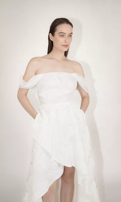 Robe de mariée courte devant et longue derrière. Robes de mariée sur-mesure à Paris et boutique en ligne de robes de mariage en prêt-à-porter.