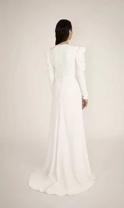 Robe de mariée pudique et manches dramatiques. Robes de mariée sur-mesure à Paris et boutique en ligne de robes de mariage en prêt-à-porter.