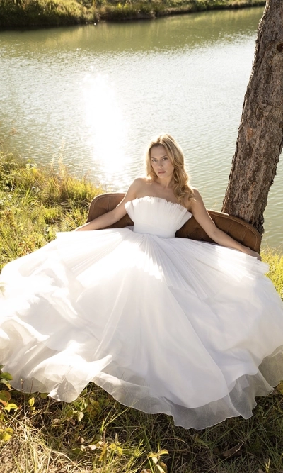 Robe de mariée sur-mesure en organza et mousseline de crépon de soie. Robes de mariée sur-mesure à Paris et boutique en ligne de robes de mariage en prêt-à-porter.